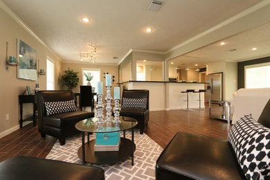 Mittelgroßes, Fernseherloses, Offenes Modernes Wohnzimmer ohne Kamin mit beiger Wandfarbe in Houston