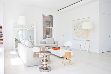Ejemplo de salón abierto minimalista de tamaño medio con paredes blancas