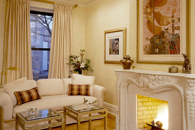 ニューヨークにある中くらいなトラディショナルスタイルのおしゃれな独立型リビング (白い壁、標準型暖炉、漆喰の暖炉まわり、テレビなし) の写真