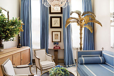 Modelo de salón para visitas abierto clásico con paredes blancas, suelo de madera pintada y televisor retractable
