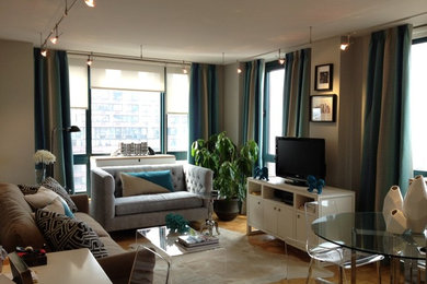 На фото: открытая гостиная комната среднего размера в стиле фьюжн с серыми стенами, паркетным полом среднего тона и отдельно стоящим телевизором с