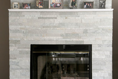 Пример оригинального дизайна: открытая гостиная комната в классическом стиле с светлым паркетным полом, фасадом камина из камня и серым полом