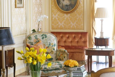 Источник вдохновения для домашнего уюта: огромная изолированная гостиная комната в классическом стиле с желтыми стенами и паркетным полом среднего тона