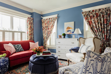 На фото: маленькая изолированная гостиная комната в классическом стиле с синими стенами и темным паркетным полом без камина, телевизора для на участке и в саду с