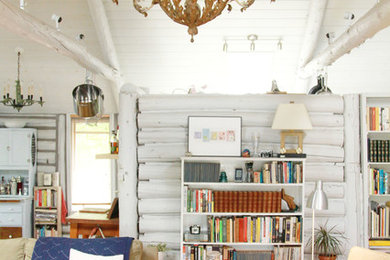 Inspiration pour un salon style shabby chic avec une bibliothèque ou un coin lecture et un sol en bois brun.