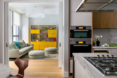 Fernseherloses Modernes Wohnzimmer ohne Kamin mit weißer Wandfarbe in New York