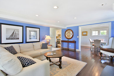Kleines, Offenes Maritimes Wohnzimmer mit blauer Wandfarbe, dunklem Holzboden, Kamin, Kaminumrandung aus Stein und Multimediawand in New York