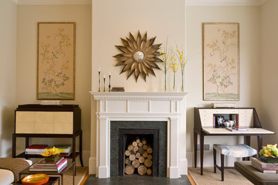 Repräsentatives Klassisches Wohnzimmer mit beiger Wandfarbe, Kamin und Teppichboden in San Francisco