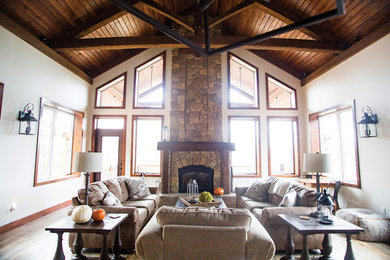 Example of a mountain style living room design in Little Rock