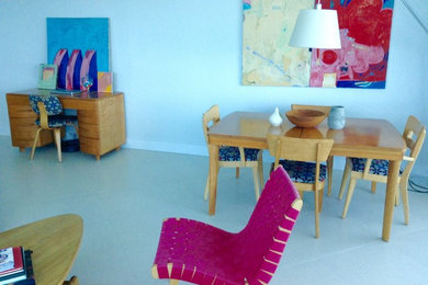 Diseño de salón abierto vintage de tamaño medio con paredes blancas, suelo de baldosas de porcelana y televisor colgado en la pared