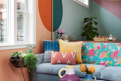 Идея дизайна: маленькая открытая, парадная гостиная комната в стиле фьюжн с разноцветными стенами, светлым паркетным полом и коричневым полом без камина, телевизора для на участке и в саду