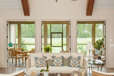 Diseño de salón abierto clásico grande con paredes beige y suelo de madera en tonos medios