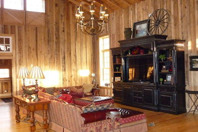 Ejemplo de salón abierto de estilo de casa de campo grande sin televisor con suelo de madera en tonos medios y todas las chimeneas