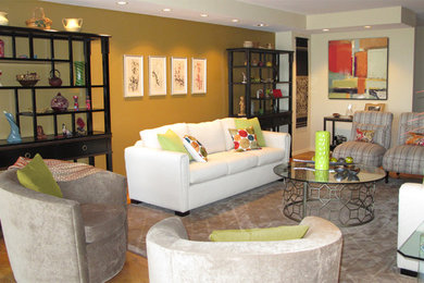 Пример оригинального дизайна: большая парадная, изолированная гостиная комната в стиле неоклассика (современная классика) с желтыми стенами, паркетным полом среднего тона и коричневым полом без камина, телевизора