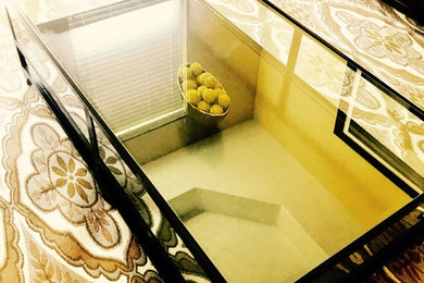 オースティンにあるミッドセンチュリースタイルのおしゃれな階段の写真