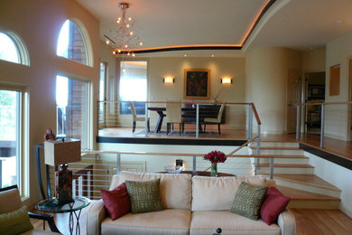Imagen de salón actual grande con paredes beige y suelo de madera clara