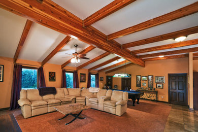 Diseño de salón abierto de estilo americano grande sin chimenea con paredes beige, moqueta, televisor independiente y suelo marrón