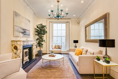 Mittelgroßes, Abgetrenntes Modernes Wohnzimmer mit beiger Wandfarbe, dunklem Holzboden, Kaminofen, Kaminumrandung aus Stein und braunem Boden in London
