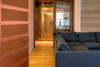 Réalisation d'un salon minimaliste de taille moyenne avec un mur blanc et un sol en bois brun.