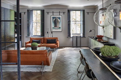 Diseño de salón minimalista de tamaño medio con paredes grises y suelo de madera en tonos medios