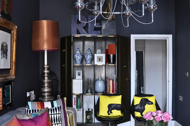 Abgetrenntes, Mittelgroßes Modernes Wohnzimmer mit schwarzer Wandfarbe in London
