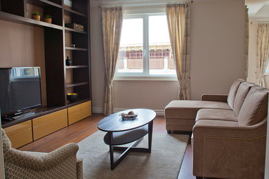 На фото: гостиная комната в стиле неоклассика (современная классика) с
