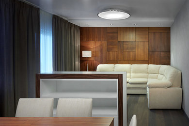 Foto de salón cerrado minimalista de tamaño medio con paredes marrones y suelo de madera oscura