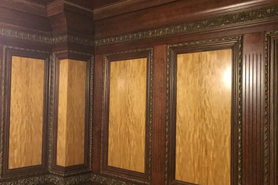 ニューヨークにある高級な中くらいなヴィクトリアン調のおしゃれなリビング (茶色い壁、ベージュの床、淡色無垢フローリング) の写真