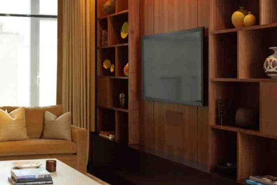 Imagen de salón para visitas abierto minimalista con paredes marrones, suelo de madera oscura, pared multimedia y suelo marrón