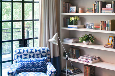 Стильный дизайн: гостиная комната в современном стиле с с книжными шкафами и полками - последний тренд