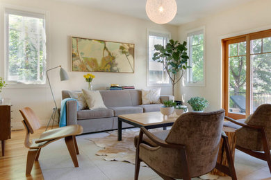 Mittelgroßes Modernes Wohnzimmer mit beiger Wandfarbe, braunem Holzboden, Tunnelkamin und gefliester Kaminumrandung in Phoenix