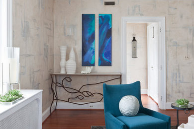 Foto di un grande soggiorno bohémian aperto con pareti multicolore e pavimento in legno massello medio