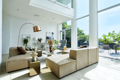 Exemple d'un grand salon tendance ouvert avec une salle de réception, un mur blanc et sol en béton ciré.