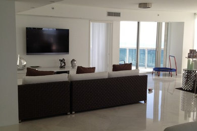 Foto de salón para visitas abierto moderno grande sin chimenea con paredes blancas, suelo de mármol y televisor colgado en la pared