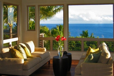 ハワイにあるトロピカルスタイルのおしゃれなリビングの写真