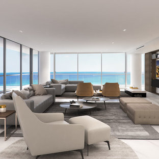Großes, Repräsentatives, Abgetrenntes Modernes Wohnzimmer mit grauer Wandfarbe, Marmorboden, Gaskamin, Kaminumrandung aus Beton, Multimediawand und weißem Boden in Miami