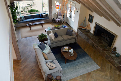 Idee per un soggiorno stile marinaro con pavimento in gres porcellanato e cornice del camino in pietra