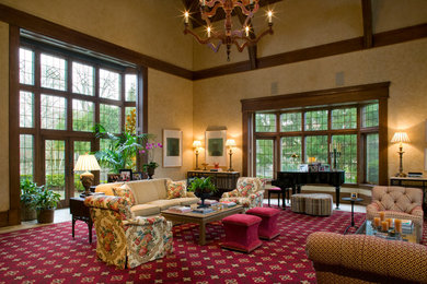 Свежая идея для дизайна: открытая гостиная комната в классическом стиле с желтыми стенами - отличное фото интерьера