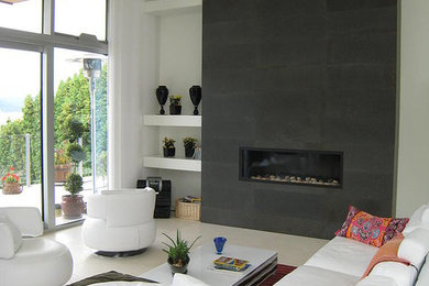 Diseño de salón minimalista de tamaño medio con paredes blancas, chimenea lineal y marco de chimenea de piedra