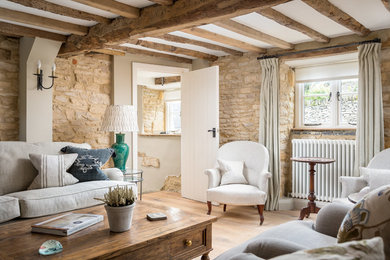 Imagen de salón para visitas cerrado campestre con paredes beige, suelo de madera clara y suelo beige