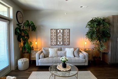 Foto de salón abierto vintage con paredes beige, suelo vinílico, televisor independiente y suelo marrón
