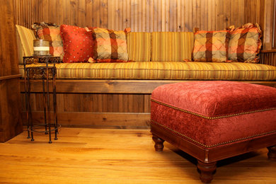 Inspiration för ett litet vintage separat vardagsrum, med ljust trägolv, bruna väggar, en standard öppen spis, brunt golv och en spiselkrans i trä