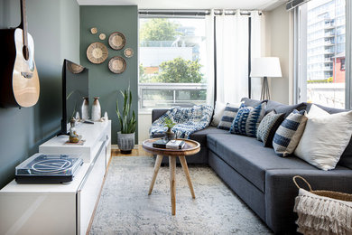 Ejemplo de salón con rincón musical cerrado contemporáneo con paredes verdes, suelo de madera en tonos medios, televisor independiente y suelo marrón