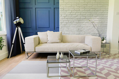 Foto de salón cerrado minimalista de tamaño medio con paredes azules y suelo de madera en tonos medios