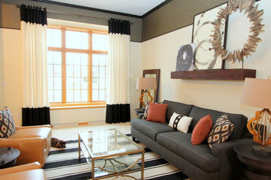 Immagine di un soggiorno tradizionale di medie dimensioni e chiuso con sala formale, pareti beige, moquette, nessun camino, nessuna TV e pavimento beige