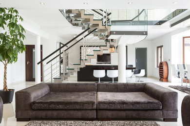 Großes, Repräsentatives, Fernseherloses Modernes Wohnzimmer im Loft-Stil, ohne Kamin mit hellem Holzboden und weißer Wandfarbe in New York