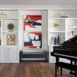 Mittelgroßes, Repräsentatives, Offenes Klassisches Wohnzimmer mit schwarzer Wandfarbe, braunem Holzboden, Gaskamin, Kaminumrandung aus Stein, Wand-TV und buntem Boden in Los Angeles