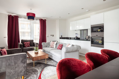 Mittelgroßes, Offenes, Repräsentatives Modernes Wohnzimmer ohne Kamin mit TV-Wand, weißer Wandfarbe, hellem Holzboden und braunem Boden in London