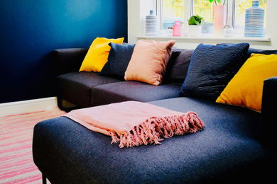 Modelo de salón abierto moderno de tamaño medio con paredes azules, suelo de pizarra y suelo gris