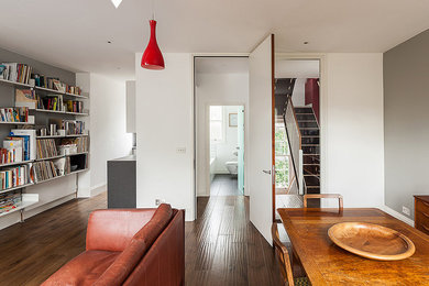 Ispirazione per un soggiorno minimal di medie dimensioni e aperto con pavimento in legno massello medio e stufa a legna